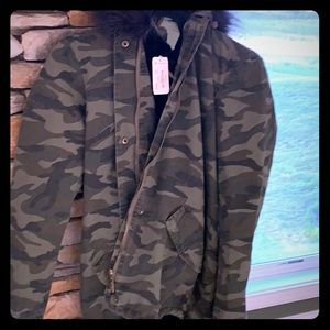 Joujou camo jacket w/fleece lining &faux fur hood!